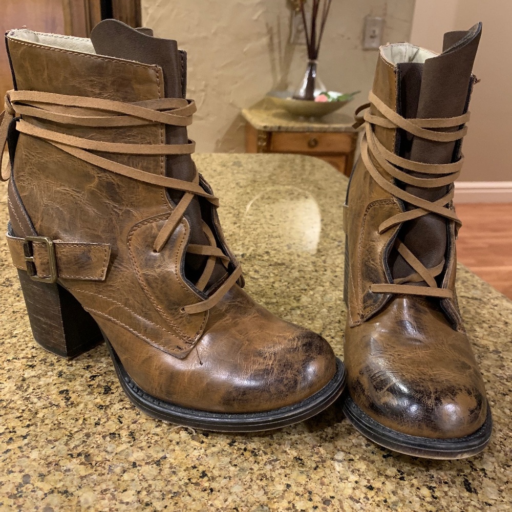 Maurice’s Dark Brown / Brown Booties Size 6.5